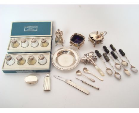 A mixed lot of silver comprising a modern silver three piece cruet set, Birmingham, 1965 by Elkington & Co Ltd, a set of six 
