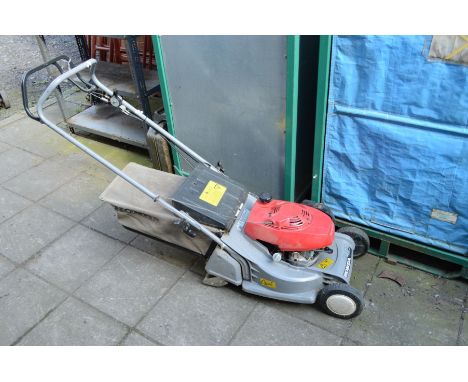 A HONDA HRB423 SELF PROPELLED REAR ROLLER LAWN MOWER with grass box (sd)