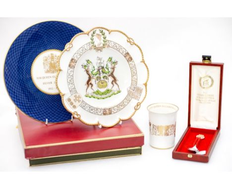 1977 Royal Silver Jubilee memorabilia, to include a boxed Caverswall plate, No. 202/500, boxed Royal Worcester plate, a Mulbe