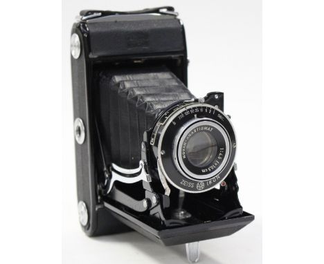 A Carl Zeiss Ikon camera, German fitted in a leather case, the case impressed with the number 1798 