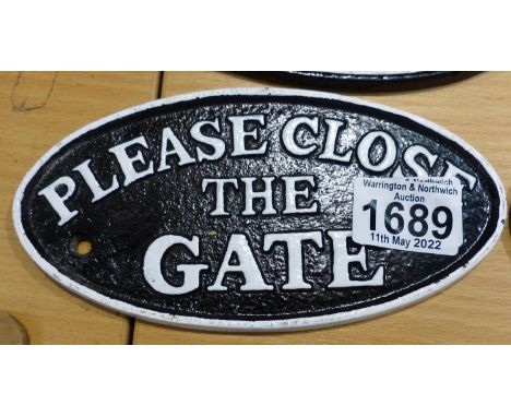 Cast iron Close The Gate sign in black, 20 x 10 cm. P&amp;P Group 2 (£18+VAT for the first lot and £3+VAT for subsequent lots
