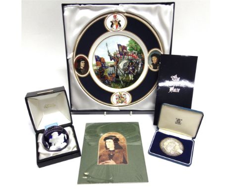ASSORTED RICHARD III COLLECTABLES  comprising a Royal Mint 'College of Arms Qunicentenary' medal, 1984, in case of issue; Cai