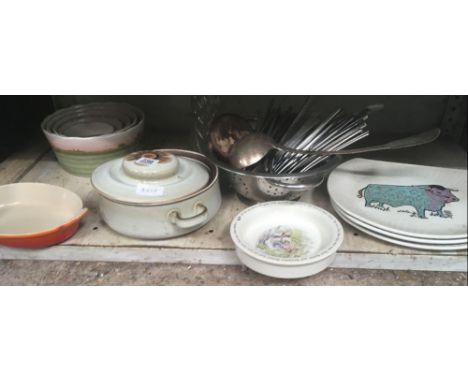 SHELF OF VARIOUS PLATES BY BEEF EATER, DECORATIVE BOWLS, COLANDER, FLATWARE &amp; PLATED LADLE 