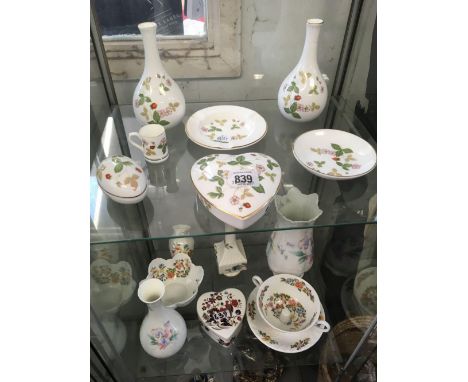 2 SHELVES OF WEDGWOOD, WILD STRAWBERRY CHINA, AYNSLEY &amp; A HEART SHAPED AYNSLEY TRINKET CONTAINER BIRD OF PARADISE