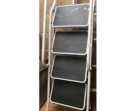 METAL STEP LADDER
