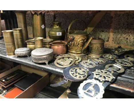 SHELF WITH QTY OF BRASS HORSE BRASSES, SHELL CASES &amp; OTHER BRASS WARE