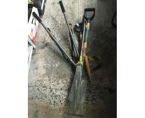 QTY OF GARDEN TOOLS INCL; SHEARS, RAKES &amp; SPADE