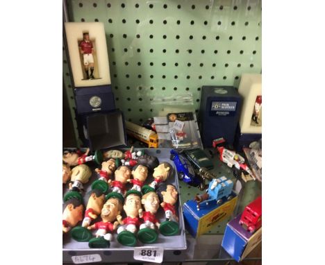 SHELF CONTAINING A CORINTHIAN COLLECTION OF MAN UNITED FOOTBALLERS, MATCHBOX TOYS, CORGI ICON FOOTBALLERS &amp; GARY NEVELL 