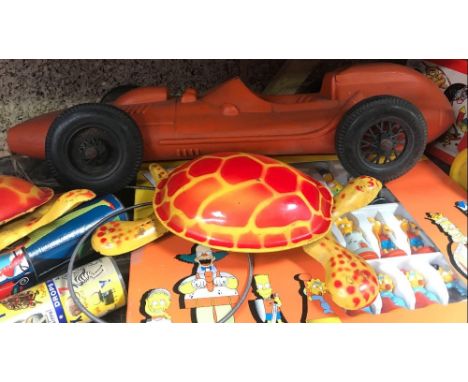 2 VINTAGE MECHANICAL TORTOISE TOYS, PLASTIC RACE CAR, AN ENGINE ROCKET BANK &amp; 3D THE SIMPSONS CHESS GAME