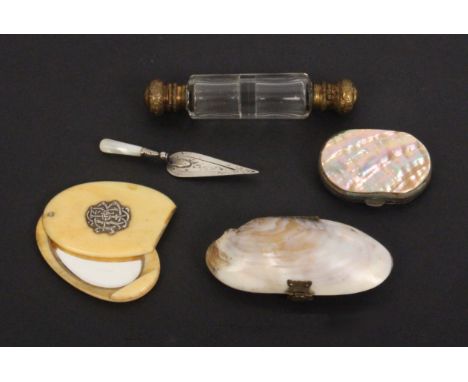 A mixed lot, comprising a Victorian double ended scent bottle with hinged gilt brass covers, one stopper only, one internal u