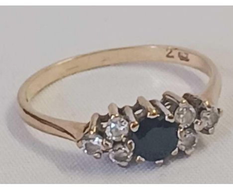 A BLUE &amp; WHITE STONE CLUSTER RING IN 9ct, SIZE 'O'