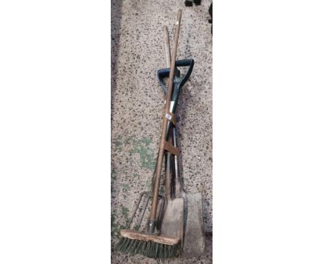 A BUNDLE OF GARDEN TOOLS, A RACK, BRUSH &amp; 2 SPADES &amp; GARDEN FORK