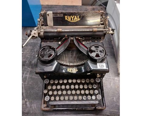 VINTAGE ROYAL DESK TOP TYPEWRITER