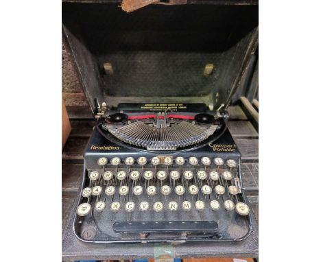 REMINGTON COMPACT PORTABLE TYPEWRITER IN CASE