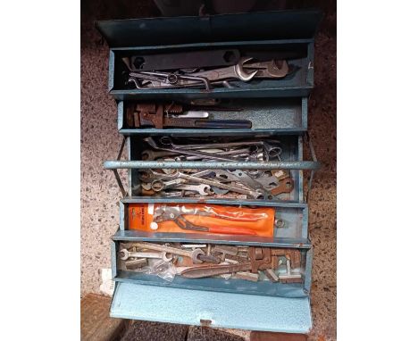 BLUE METAL CANTILEVER TOOL BOX WITH MISC HAND TOOLS, SPANNERS &amp; WRENCHES ETC