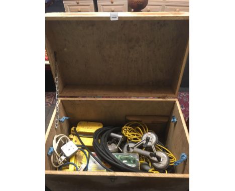 WOODEN TOOL CHEST WITH 1 X 10v TRANSFORMER, CABLES &amp; BOSCH PLAINER &amp; 2 VERIBOR GLASS INSTALLERS