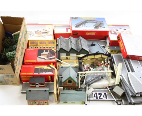 Hornby 00 Gauge Lineside Accessories Stations and other items: including various Station Buildings, Platforms and Canopies, F