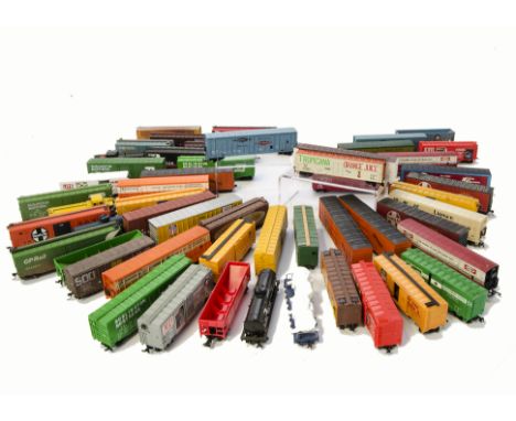 American HO Gauge Freight stock by various makers: A large tray of unboxed box cars, hopper wagons cattle cars and others by 