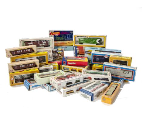 American HO Gauge Freight stock by various makers: A collection of boxed wagons by Bachmann, Model Power, IHC and others incl