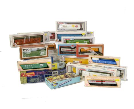 American HO Gauge Freight stock by various makers: A collection of boxed wagons by Bachmann, Athearn, Lionel, Tyco and others