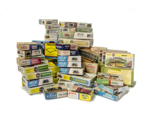 Airfix 00 Gauge unmade Model Railway Kits in boxes: Turntable (2), Girder Bridge (2), Engine Shed (2), Farm Stock (1), Statio