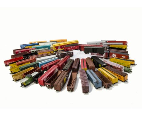 American HO Gauge Freight stock by various makers: A large tray of unboxed box cars, hopper wagons and others by various make
