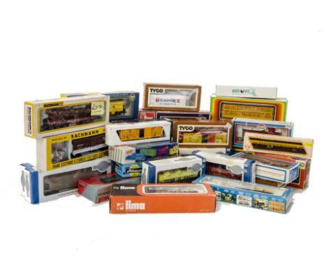 American HO Gauge Freight stock by various makers: A collection of boxed wagons by Bachmann, Athearn, Playart and others incl