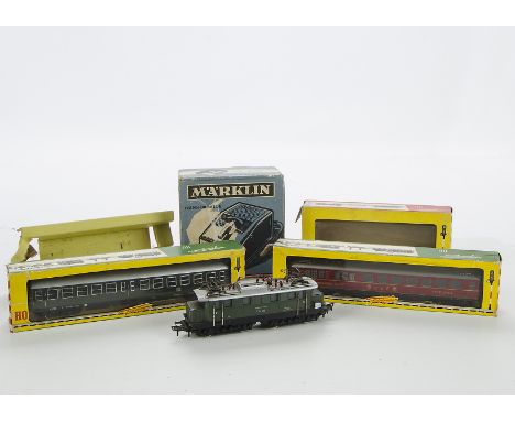 Fleischmann HO Gauge Bo-Bo Electric Locomotive and stock: comprising DB locomotive E44 056 in green, together with 2 German c