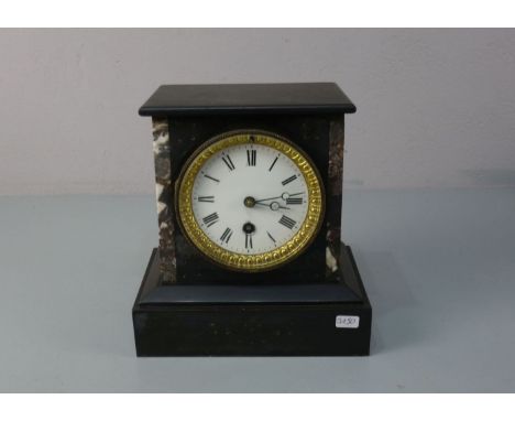 KAMINUHR / fire place clock, um 1920. Schwarzes verspringendes Marmorgehäuse mit Eckbetonung durch rot-grau-weiße Marmoreinla