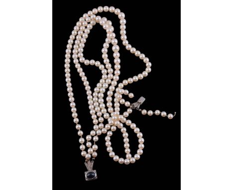 A three strand cultured pearl necklace,   composed of three strands of slightly graduated cultured pearls, to a box snap cla