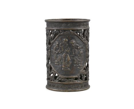 A PARCEL RETICULATED BROWN-PATINA BRONZE 'IMMORTALS' BRUSHPOT China, late Qing Dynasty H: 12,3 cm - D: 12,2 cm Weight: 436 gr