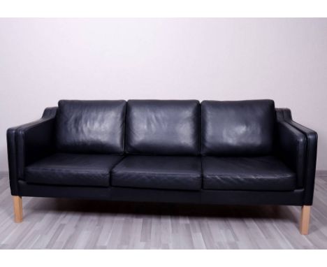 3-Sitzer Sofa, Mogens/Hansen, Dänemark, 20.Jh. schwarz beledert, auf 4 Rechteckbeinen, flache Zarge, gerade Rückenlehne und l