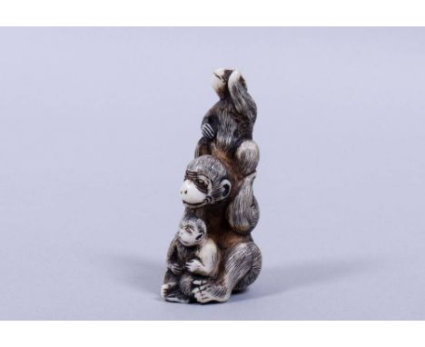 Netsuke, Japan, wohl Edo-Zeit, Elfenbein, 3 aufeinandersitzende Affen bez. Tomotada (wohl Tomatada Shominsai), 18.Jh., H 6,5c