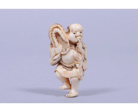 Netsuke, Japan, Edo-Zeit, Elfenbein Sumo-Ringer mit riesiger Sandale, (wohl Osakaschule), unsign., H 6cm, Alters- u. Gebrauch