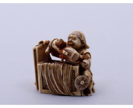 Netsuke, Japan, Meiji-Zeit Elfenbein, Mann mit Hammer und 2 Meerkatzen vor einer großen Kiste sitzend, gravierter, geschwärzt