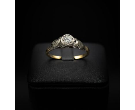AN 18CT YELLOW GOLD DIAMOND SOLITAIRE RING, the centre stone of approximately 0.25 carats, white metal setting in the form of