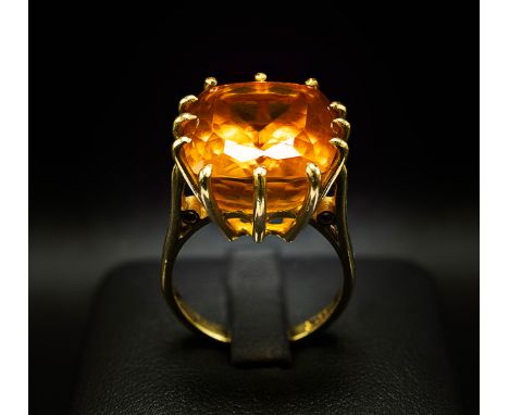 A 18CT YELLOW GOLD AND ORANGE STONE DRESS RING, the large orange mixed cut stone possibly a spinel, claw set, ring size N, co