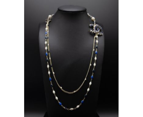 CHANEL NECKLACE, silver tone chain, with pearl and beads of different shapes and tones of blue and white, CC charms, total le