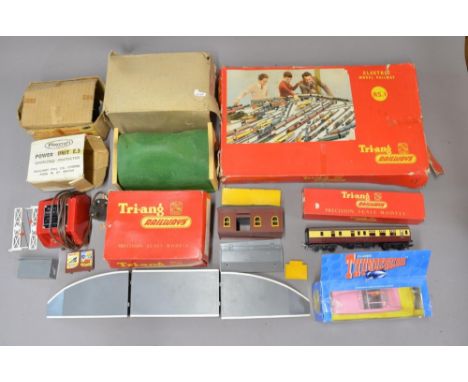 Collection of Tri-ang/Hornby/Playcraft HO/OO accessories incl. tunnel (has a split in the side, repairable), Tri-ang R80 stat