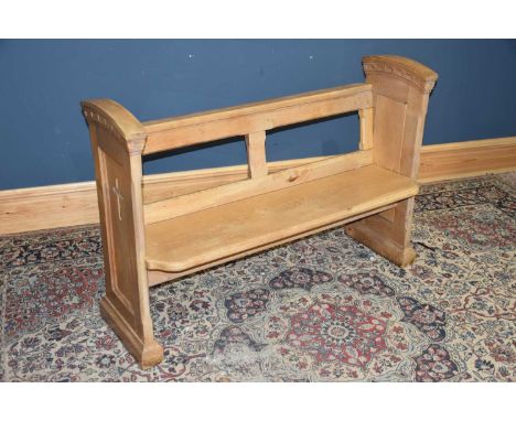 A light oak pew with open back, length 131cm, depth 43cm, height 88cm.