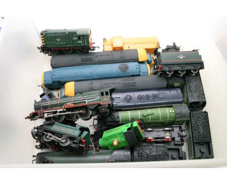 A collection of unboxed Hornby 'OO' gauge locomotives and Diesels including The Flying Scotsman, Hagley Hall, Princess Elizab