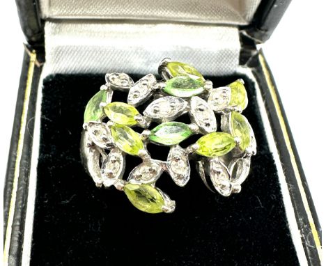 9ct white gold green gemstone &amp; diamond dress ring weight 6.3 