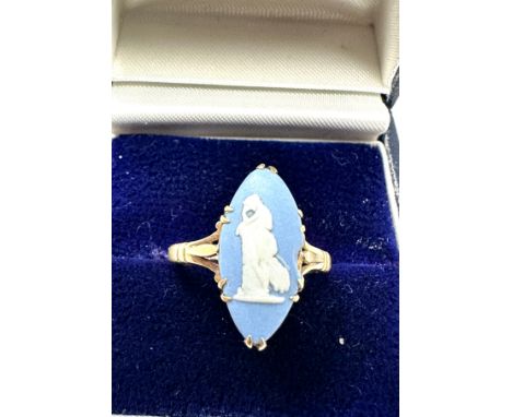 Vintage 9ct gold wedgwood ring weight 2.3g edge chip as shown 