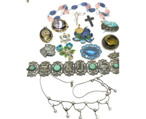 Selection of vintage costume jewellery 