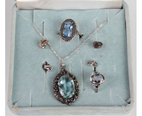 Posten Art Deko Schmuck Silber 835 u.a., dabei Ring mit oval facettiertem hellblauem Spinell in Markasiten-Entourage (RG 55),
