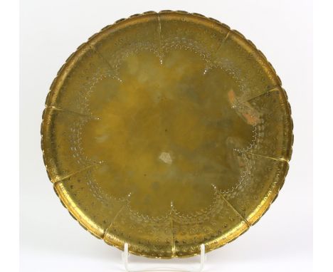 handgetriebenes Messing Tablett unterseits gemarkt Karl Bayer (*1887 Mindelheim, †1982 Deisenhofen bei München) München, Kuns