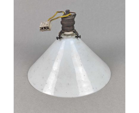 Art Deko Deckenlampe 1930er Jahre Trichterlampenschirm aus weißopakem Glas von ca. 26,5 cm, H ca. 14 cm, am oberen Rand ein C
