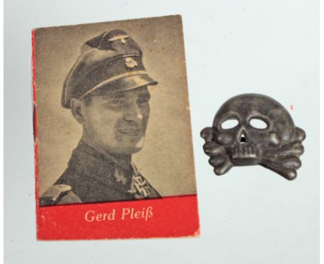 WHW Heftchen *Gerd Pleiß* mit Abzeichen Mützen Totenkopf Abzeichen, hohlgeprägte Ausführung des preußischen Totenkopf (Totens