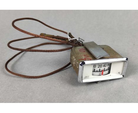 Kühlwasser Thermometer für Oldtimer rechteckiger verglaster Korpus mit Chromrahmung, Drehskala mit teils verdeckter °C Anzeig