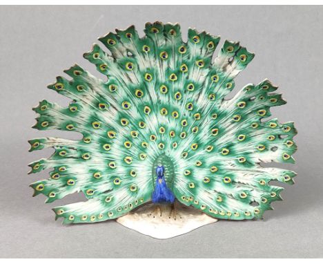 Pfau Skulptur gemarkt Goebel sowie Prägenr. 38156-23, 1979, naturalistisch ausgeformter und bemalter radschlagender Pfau auf 